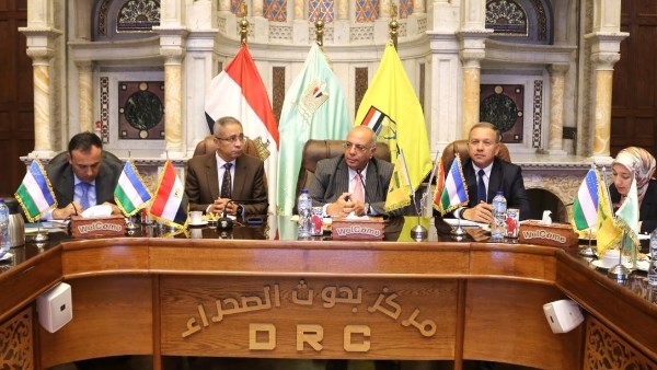 بحوث الصحراء يناقش مع وفد أوزباكي التعاون في الاستصلاح والإنتاج الحيواني