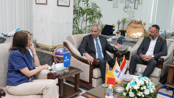 سفيرة رومانيا بالقاهرة تبحث مع الناقل الوطني تعزيز التعاون في مجال الصيانة والدعم الفني