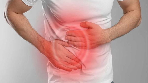 أعراض قد تكشف إصابتك بحصوات المرارة.. علامات لا تتجاهلها