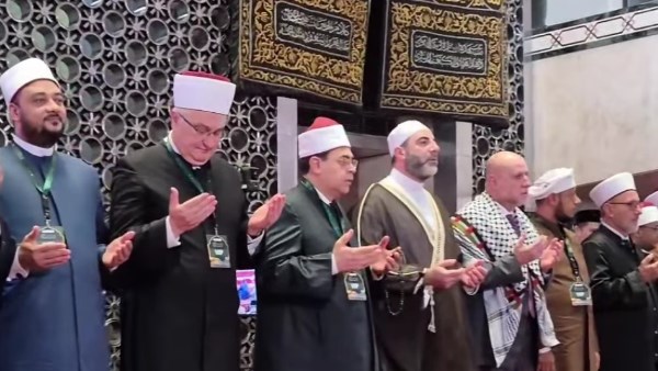 أمين الأعلى للشئون الإسلامية يلقي دعاء ختام المؤتمر الدولي للأئمة ويوقع وثيقة جاكرتا