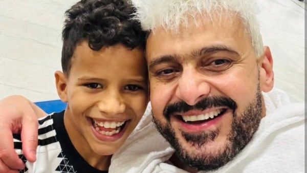 رامز جلال يلتقط صورة مع طفل داخل الحرم.. «يا رب الصورة توصله»