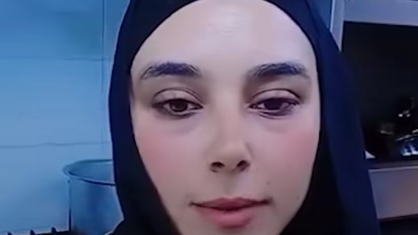 أم تستغيث بعد تعرض نجلها للتنمر بسبب عملها في الإمارات:  ارحموني وارحموا ولادي