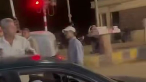 سائق توكتوك يعتدي على مسن برفقة أسرته.. حاول كسرها ووقف فوق العربية
