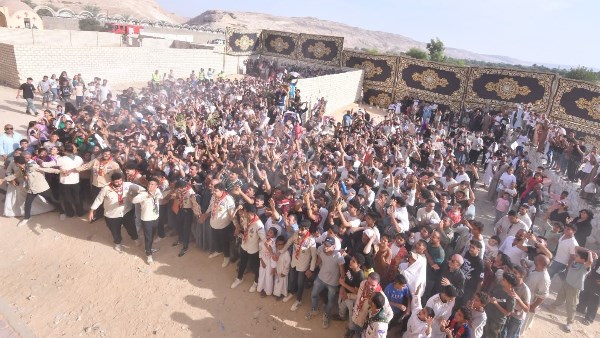 «البابا بين شعبه».. أهالي قرى ملوي يصطفون على الطرق لتحية قداسة البابا تواضروس | صور