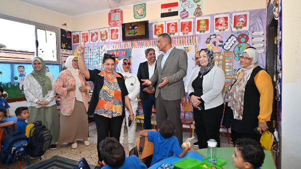 محافظ جنوب سيناء يتابع انتظام الدراسة ويتفقد أعمال تعلية سور مدرسة رسمية للغات بشرم الشيخ