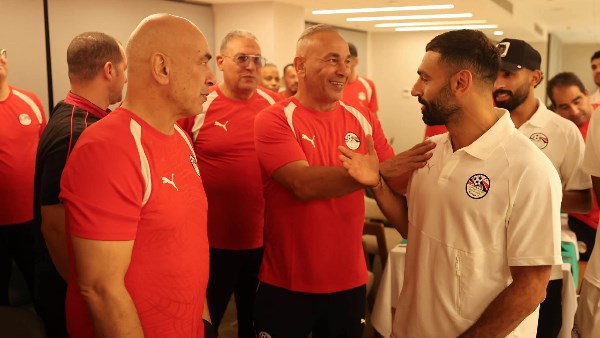 لاعبو المنتخب يحتفلون بحسام وإبراهيم حسن بعد تجديد التعاقد حتى 2030