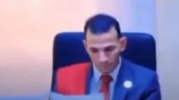 الحكم على القاضي المزيف في قضية انتحال صفة.. بعد قليل