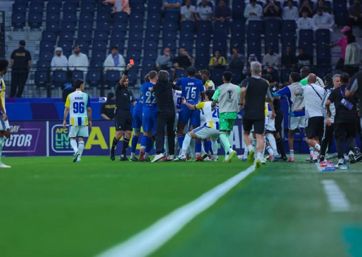 دقيقة جنونية.. شجار سامرفيل مع بن ناصر ينتهي بطردهما في مباراة الهلال والغرافة