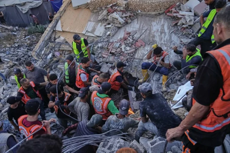 مأساة جديدة في غزة .. انهيار منزل متصدع يخلّف 16قتيلاً و60 مفقوداً