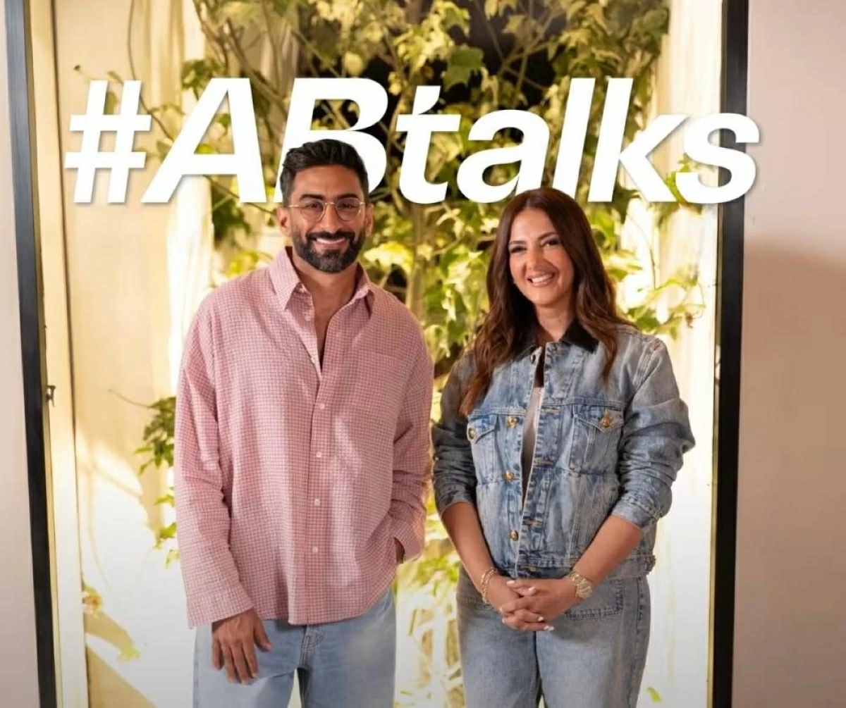 أنس بوخش يفاجئ دنيا سمير غانم..ما علاقة والدها ببرنامج ABtalks؟