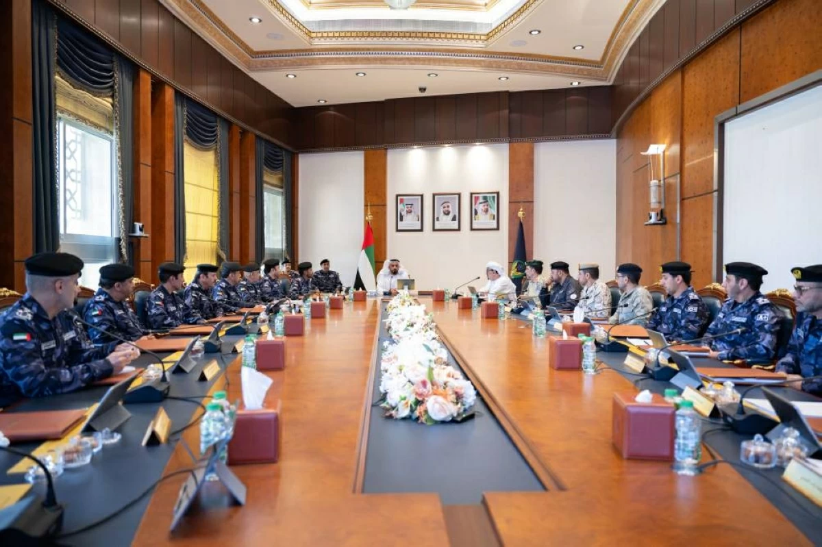 سيف بن زايد يترأس اجتماع قيادات الشرطة لترسيخ منظومة أمنية استباقية