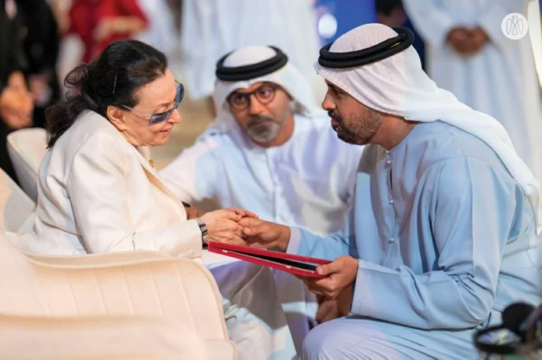 ذياب بن محمد يكرّم الفائزين بجائزة الشيخ زايد للكتاب