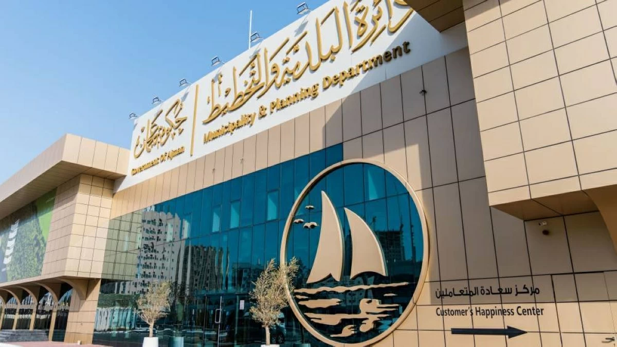 وفد بلدية عجمان يزور مركز الخدمات الحكومية بشنغهاي