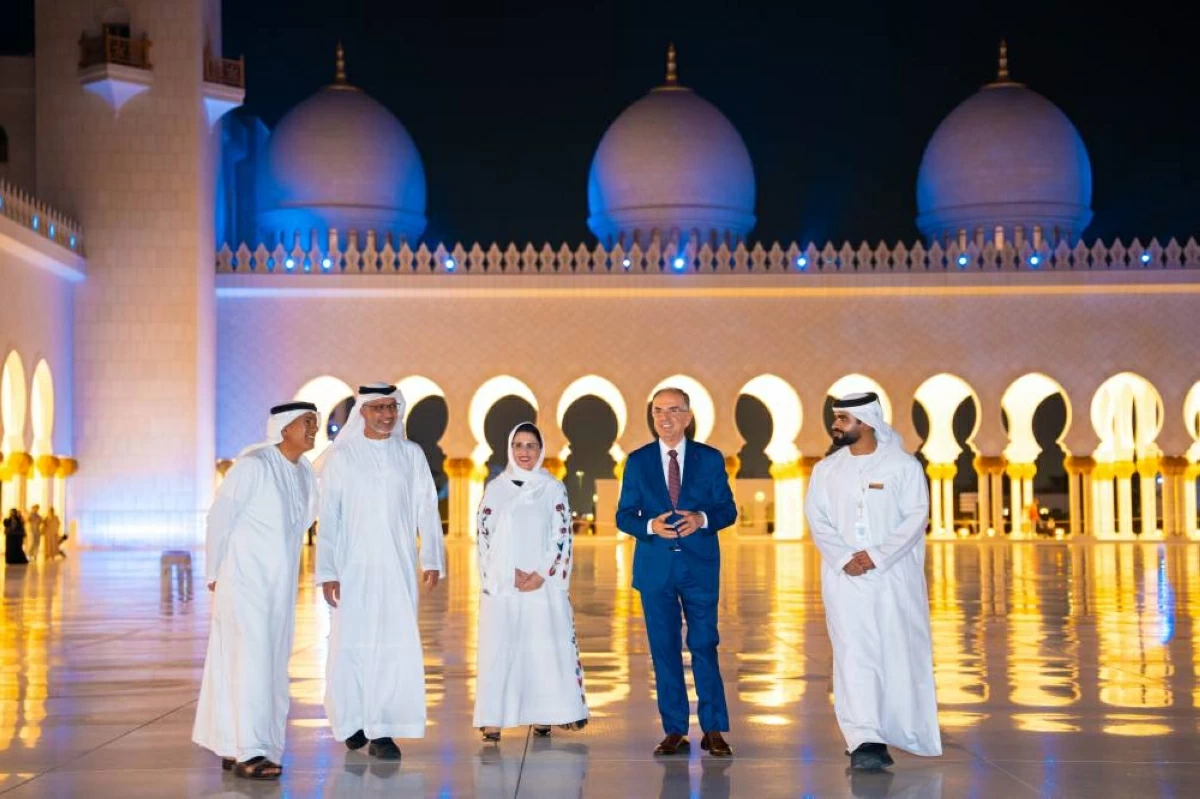 الرئيس الألباني يزور جامع الشيخ زايد