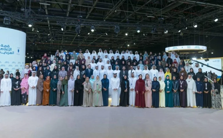 أحمد بن محمد يشهد تخريج دفعات جديدة من أربعة برامج إعلامية متخصصة