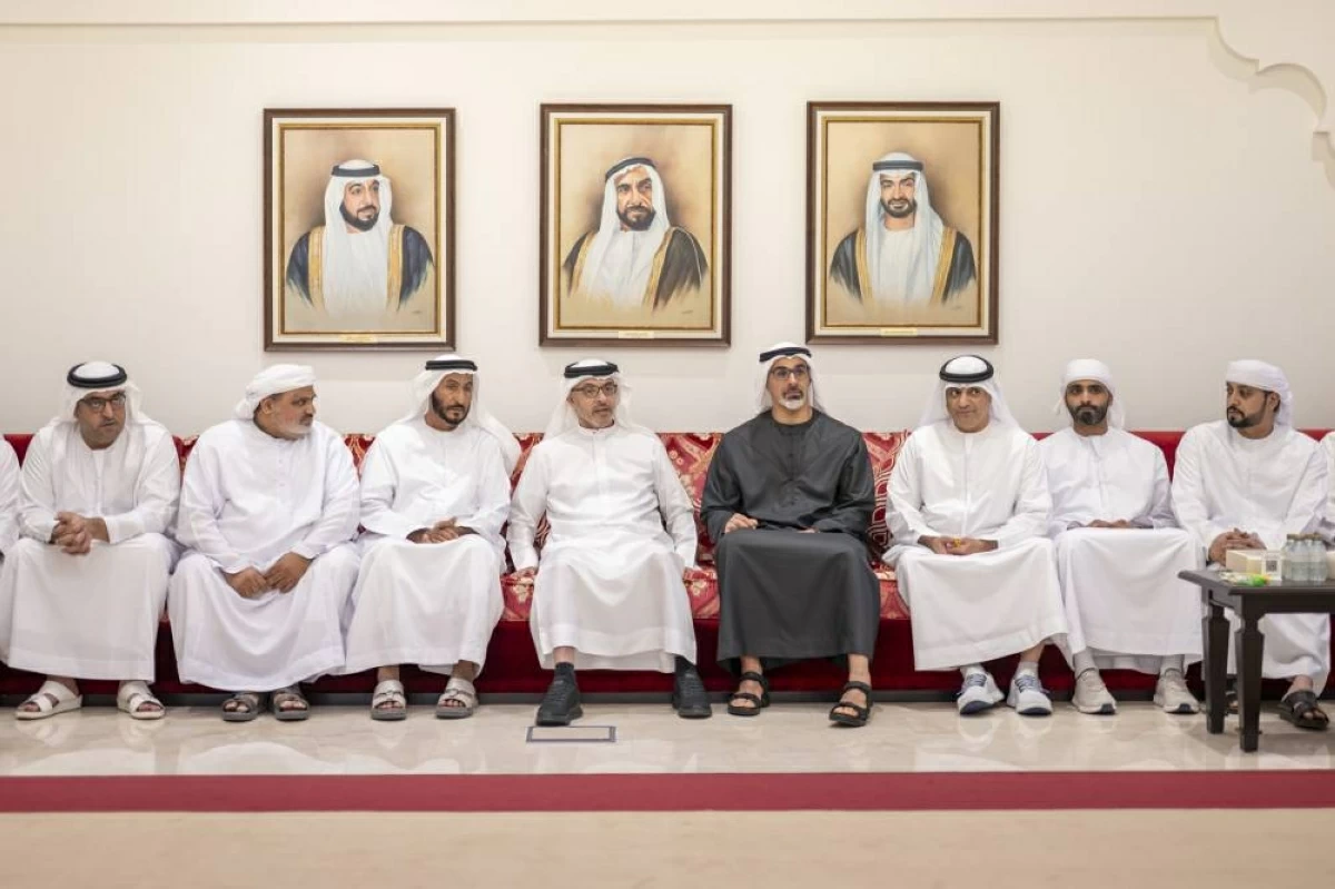 خالد بن محمد بن زايد وهزاع بن زايد يعزيان أسرة الشهيد عبدالله شامس المنهالي