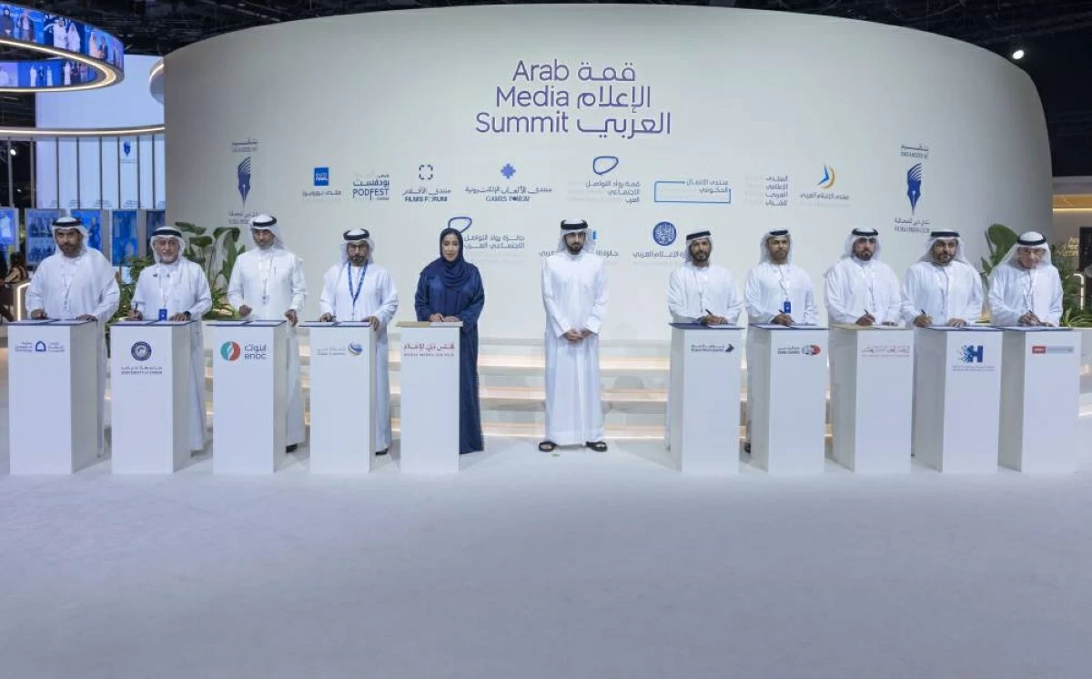 أحمد بن محمد يشهد توقيع مذكرات تفاهم لبناء القدرات الإعلامية