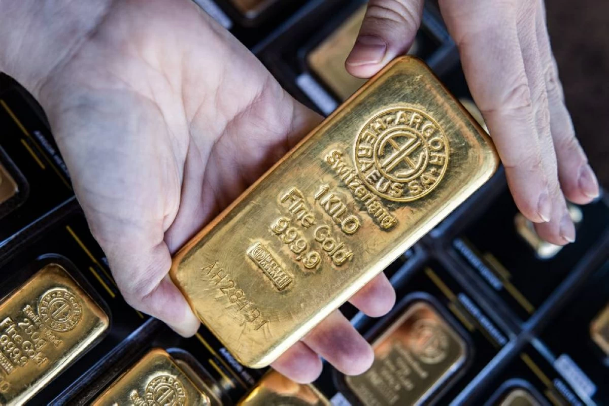الذهب يتحرك صعوداً مع انخفاض أسعار النفط وتراجع الدولار