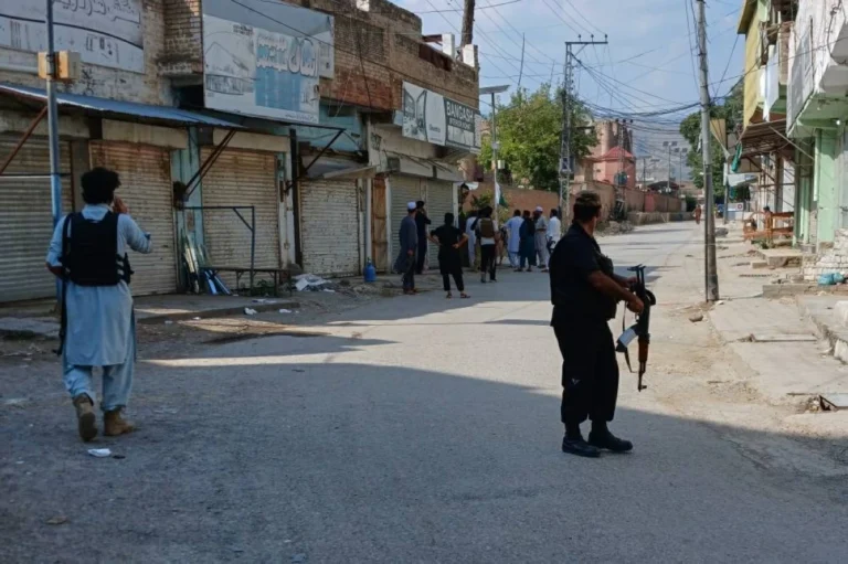 فجروا مسجداً في صلاة الجمعة.. انتحاريون يقتلون 16 شخصاً بباكستان