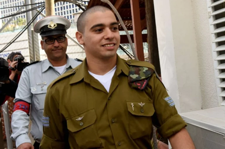 «عواصف جدل».. إسرائيل تعفو عن جندي قتل فلسطينياً جريحاً