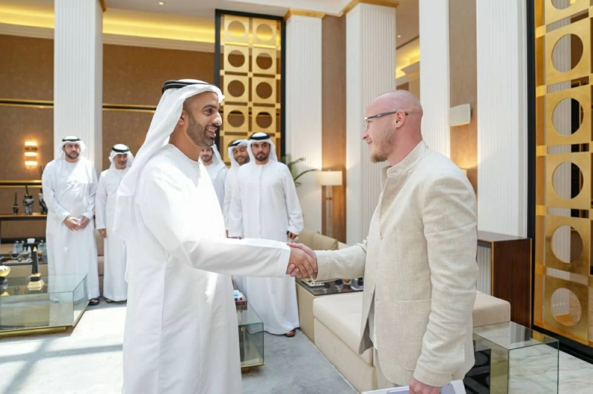 ولي عهد رأس الخيمة يستقبل الرئيس التنفيذي ورئيس مجلس «UKM»