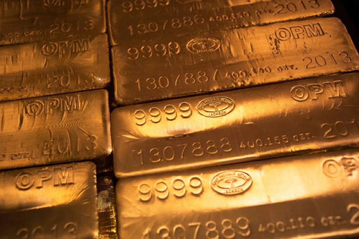 الذهب يتراجع وسط توقعات ببقاء الفائدة مرتفعة
