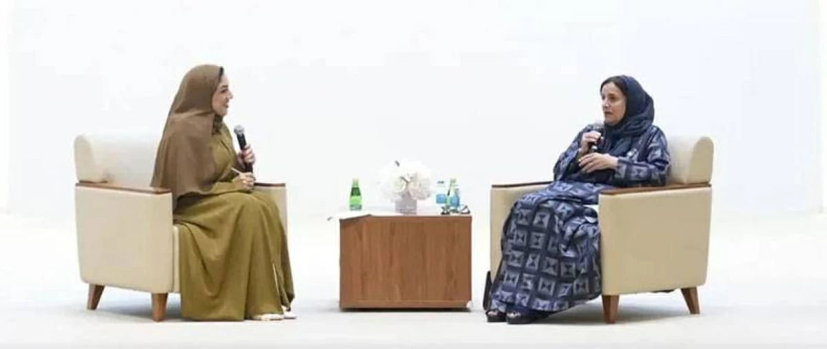 لبنى القاسمي تستعرض مسيرتها في العمل الحكومي أمام طالبات الجامعة القاسمية