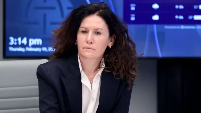 رئيسة الاستخبارات الألبانية تسلّم نفسها بعد صدور مذكرة توقيف بحقها