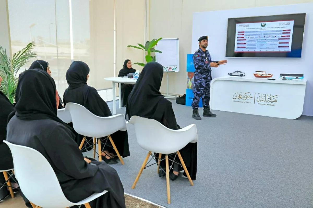 شرطة عجمان تنفذ محاضرات توعوية ضمن مبادرة «طريق آمن لطلابنا»