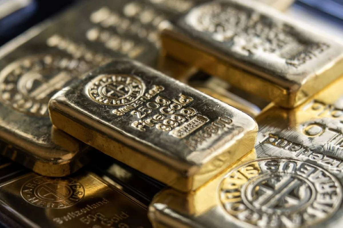 الذهب دون 4300 دولار وسط تقييم احتمالات رفع الفائدة مجدداً