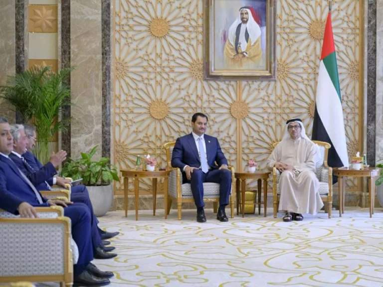 منصور بن زايد ونائب القائد العام للقوات المسلحة العربية الليبية يبحثان تعزيز العلاقات