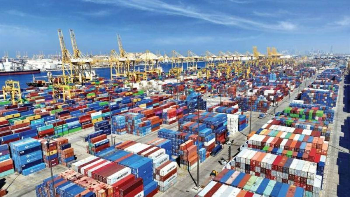 «رمز تجاري».. شرط نقل بضائع مناطق دبي الحرة عبر موانئ الشارقة