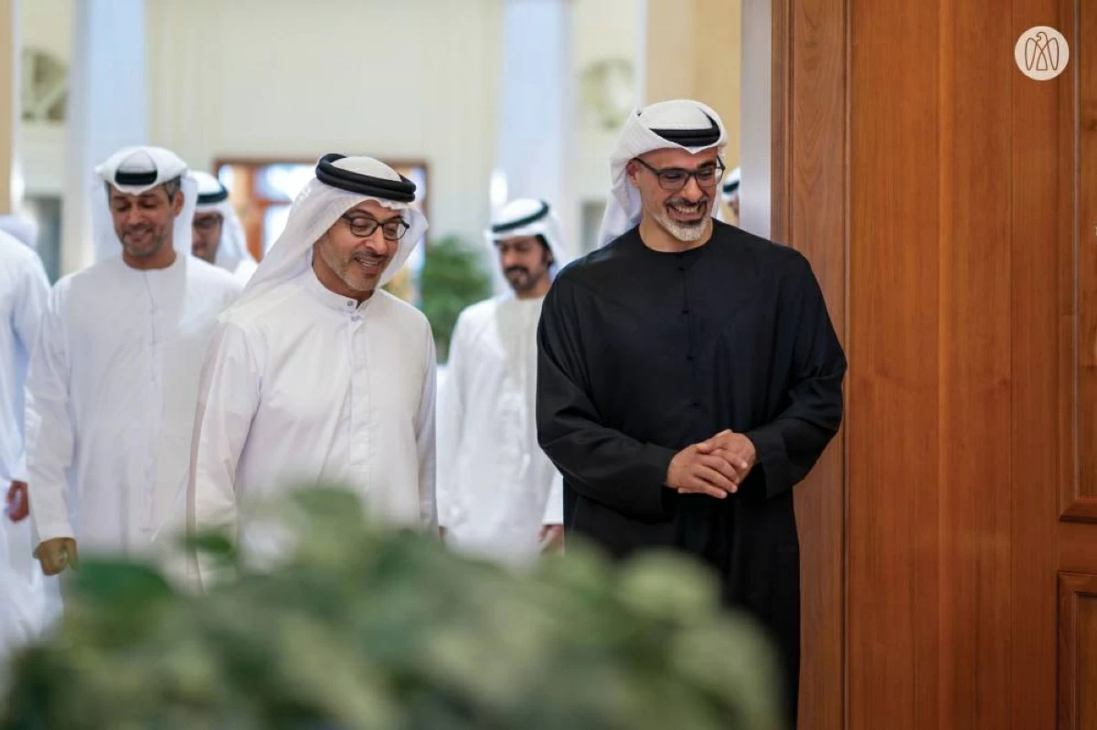 هزاع بن زايد وخالد بن محمد بن زايد يبحثان شؤون الوطن والمواطن