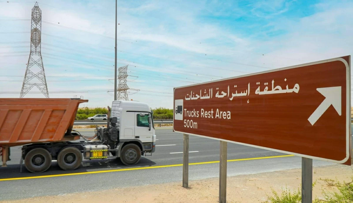 دبي.. بدء حظر حركة الشاحنات على الطرق اعتباراً من 1 أكتوبر المقبل