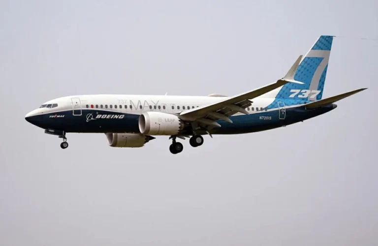 خلل برمجي في «737 ماكس» يزيد عبء الهبوط