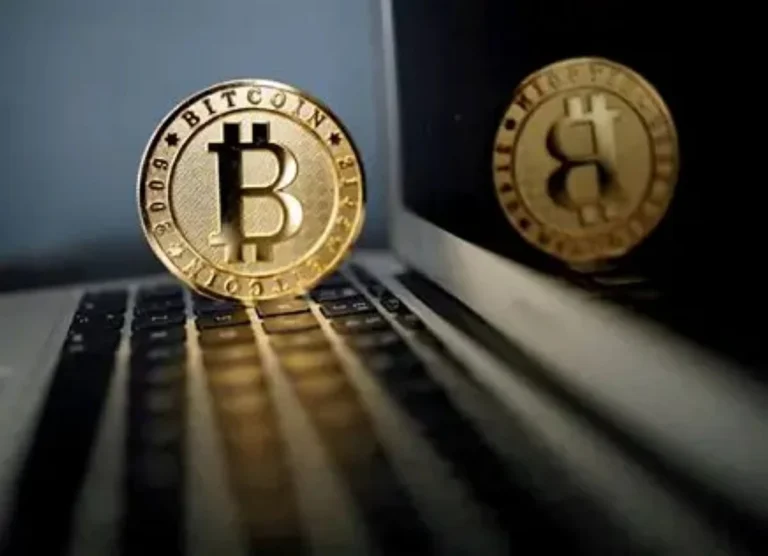 البيتكوين دون 83 ألف دولار