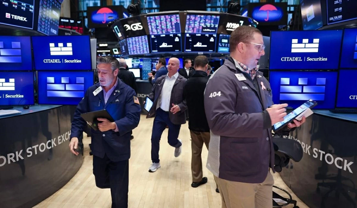 «داو جونز» يهبط 300 نقطة مع ارتفاع النفط والسندات