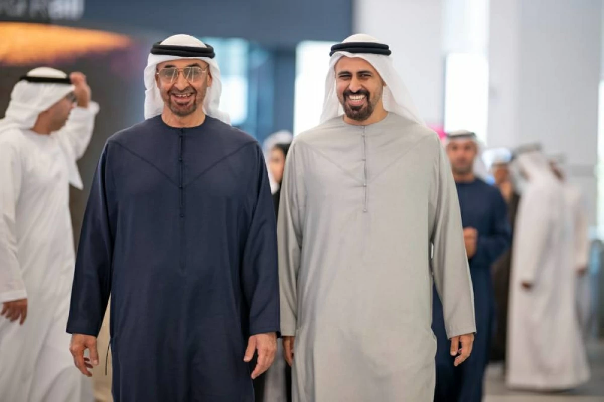 محمد بن زايد يستقل قطار الاتحاد من أبوظبي إلى دبي