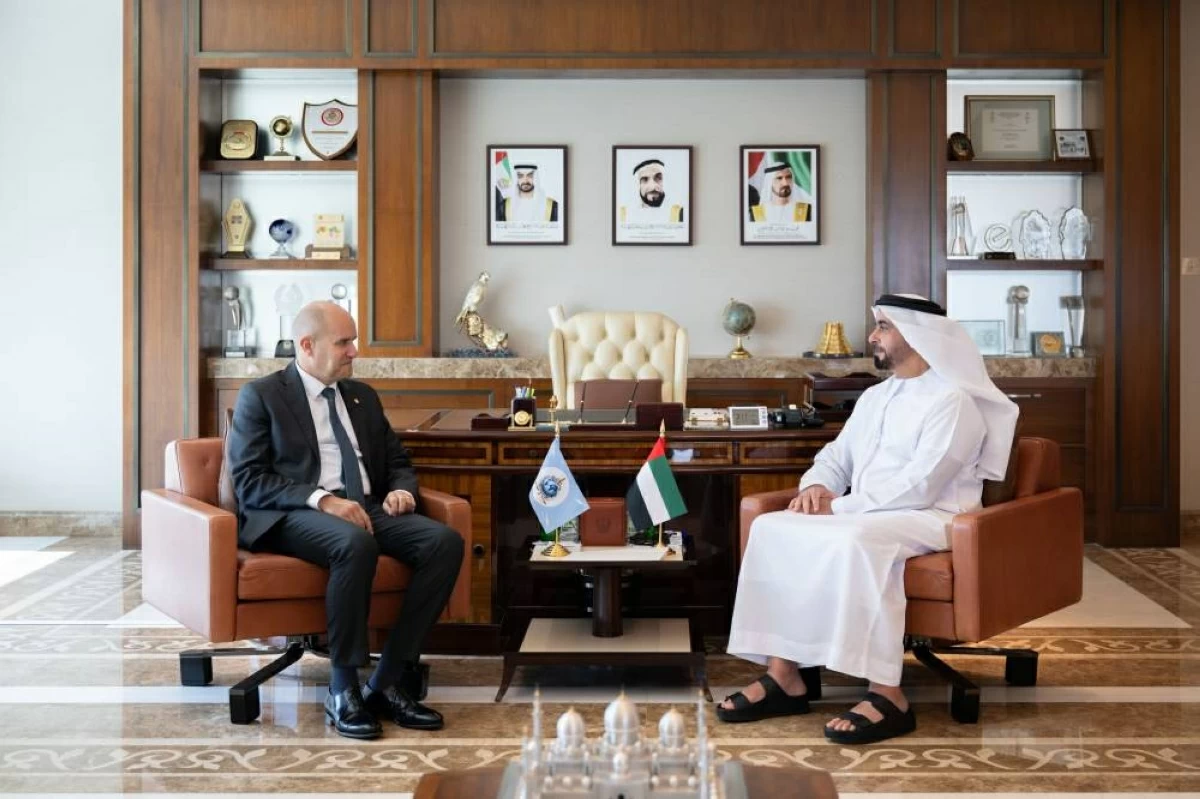 وزير الداخلية ورئيس «الإنتربول» يناقشان الشراكات الأمنية