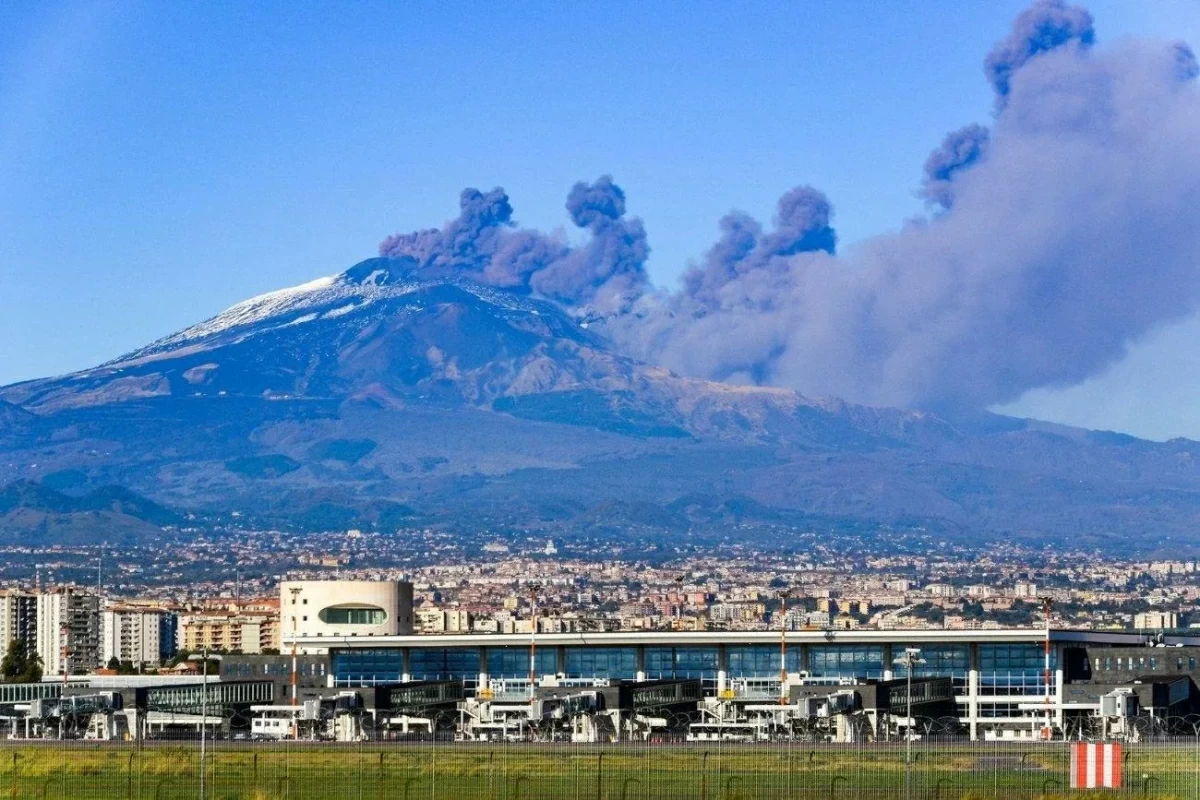 إيطاليا تعيد فتح مطار كاتانيا بعد توقف 3 أيام بسبب بركان