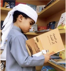 حدث بالعين.. طالب يقدم واجبه المدرسي لزميلته من أصحاب الهمم