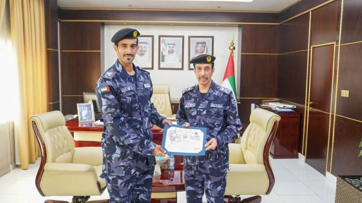 سلطان النعيمي يكرّم ضابطاً تخرج في أكاديمية «لوس أنجلوس»