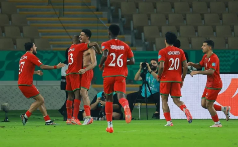إثارة ومحطة للتاريخ ومعجزة.. عمان تكسب العراق بالقرعة وتتأهل إلى نصف نهائي كأس الخليج