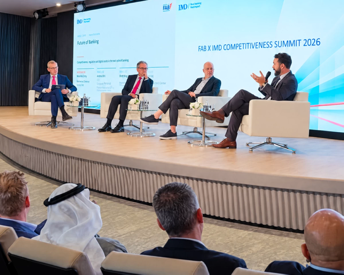 «أبوظبي الأول» و«الدولي للتنمية الإدارية» يبحثان تنافسية القطاع المصرفي