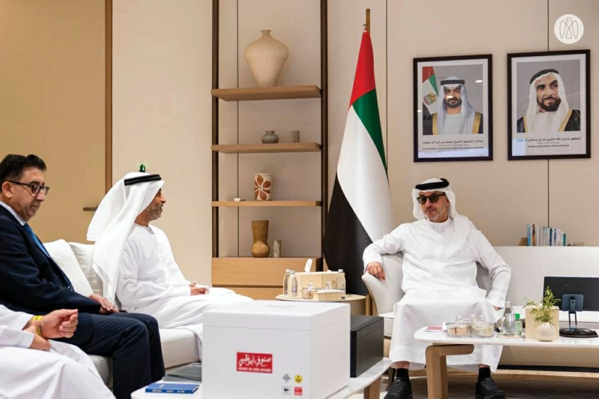 هزاع بن زايد يطّلع على البرامج البحثية لجامعة خليفة في العين