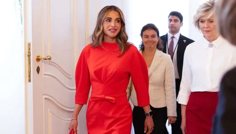 الملكة رانيا تختار الفستان الأحمر للقاء السّيدة الأولى التشيكيّة ببراغ