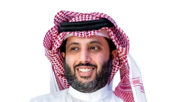 تركي آل الشيخ يرد على منتقدي عمرو دياب: أسطورة مستمرة منذ أكثر من 35 سنة