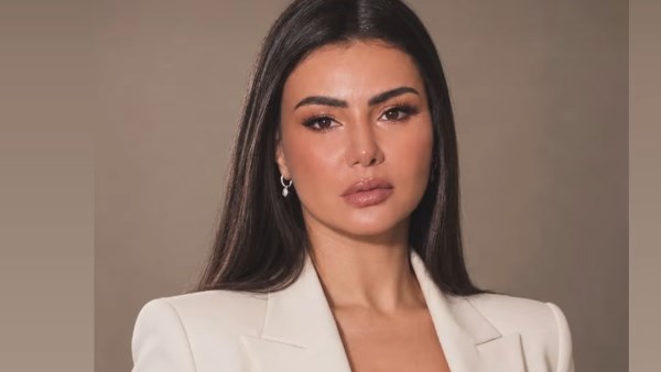 دينا فؤاد تخطف الأنظار بإطلالة كلاسيكية