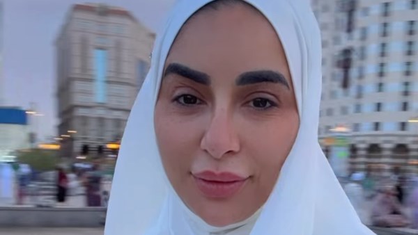 جوري بكر بالحجاب الأبيض من المدينة المنورة.. شاهد