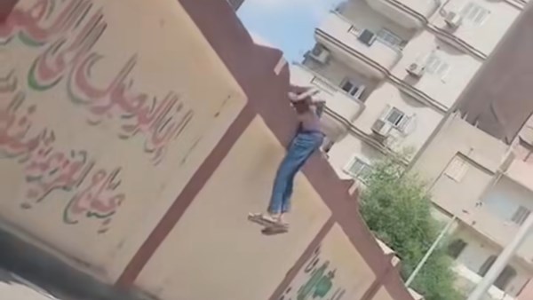 في فيديو مثير للجدل.. طالب يقفز فوق سور مدرسة للبنات في السويس